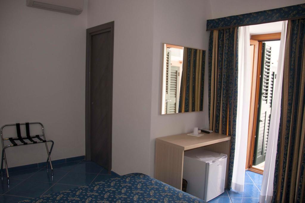 Gasthof La Terrazza Sul Porto Ponza